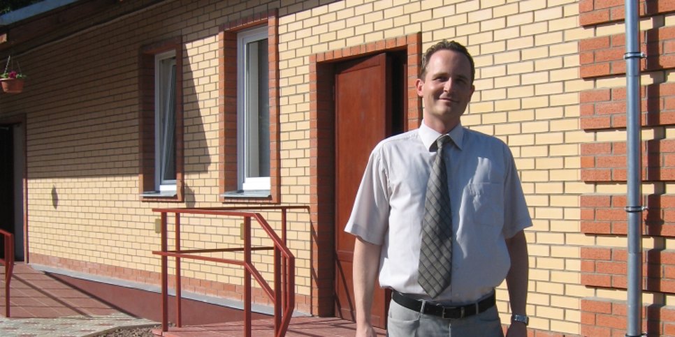 Foto: Dennis Christensen frente al edificio de los testigos de Jehová en Orel, 2009
