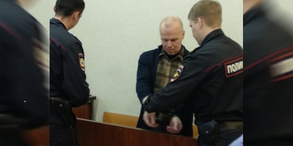 Фото: сотрудники полиции снимают наручники с Владимира Алушкина (январь 2019)
