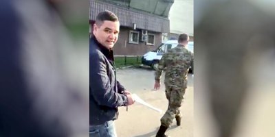 照片：瓦列里·沙列夫戴着手铐。斯摩棱斯克（2019年4月）