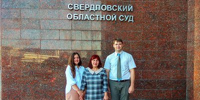 Alexander Pryanikov, Venera et Daria Dulov au bâtiment du tribunal régional de Sverdlovsk. 6 août 2020