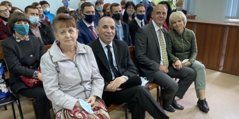 En la foto: Natalia y Sergey Britvin, Vadim y Tatyana Levchuk esperando el anuncio del veredicto. Berezovsky. Septiembre 2020