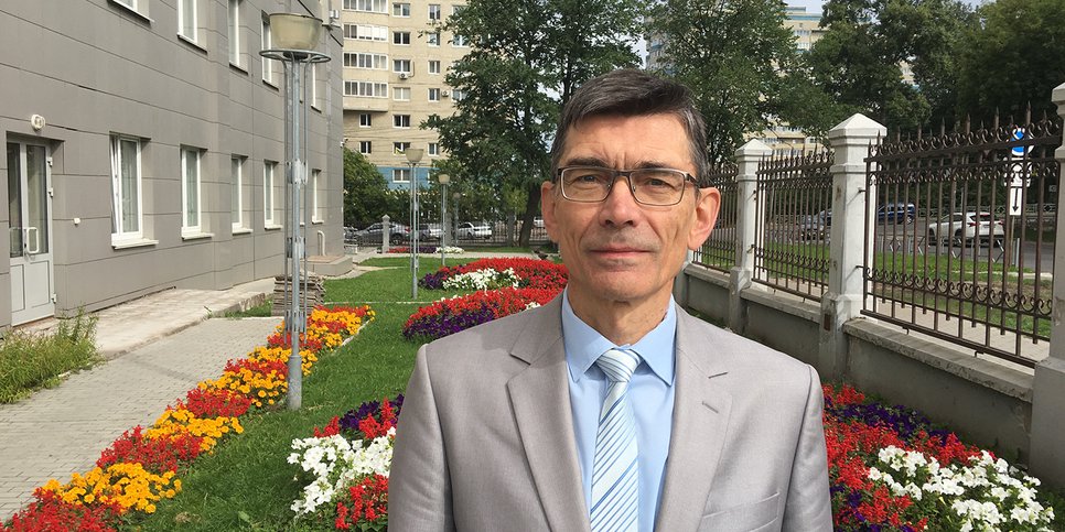 Auf dem Foto: Anatoliy Tokarev in der Nähe des Gebäudes des Bezirksgerichts Kirow Oktjabrskij. August 2020