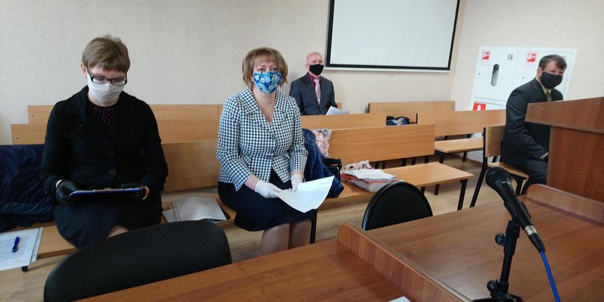 Olga Silaeva, Tatyana Shamsheva, Vladimir Khokhlov y Eduard Zhinzhikov en la sala del tribunal. Bryansk. 28 octubre 2020