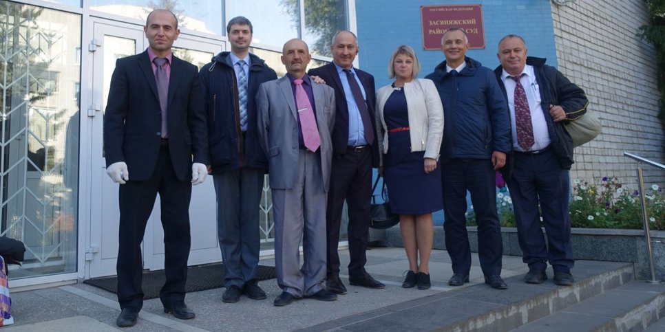 Kuvassa: uskovat yhdessä asianajajan kanssa tuomion jälkeen Zasviyazhsky-käräjäoikeuden rakennuksen edessä. Ulyanovsk. 8. lokakuuta 2020