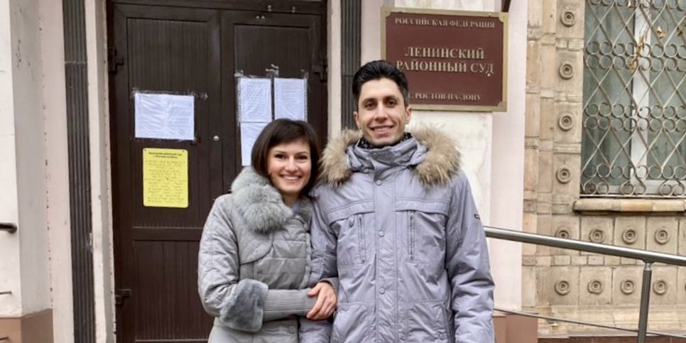 На фото: Руслан Алыев с супругой после вынесения приговора. Ростов-на-Дону. 17 декабря 2020 г.