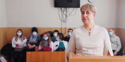Anastasiya Sycheva in aula prima dell&rsquo;annuncio del verdetto. Gennaio 2021.