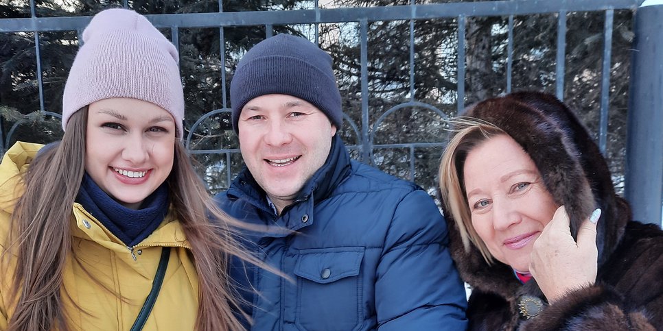 Kuvassa: Artur Lokhvitsky vaimonsa Annan ja äitinsä Irinan kanssa lähellä oikeustaloa, Birobidzhan, 2. helmikuuta 2021.