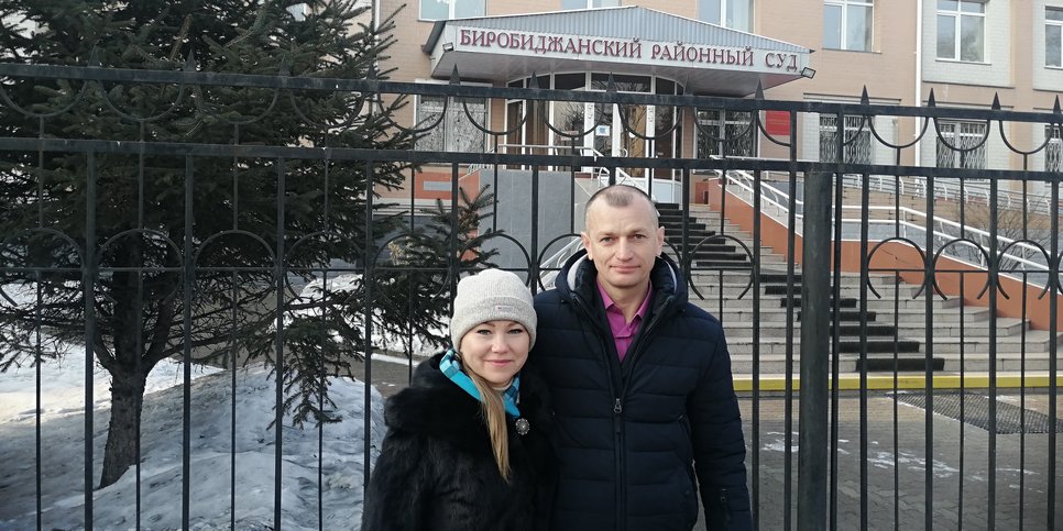 照片中：伊戈尔·察列夫（Igor Tsarev）和他的妻子。比罗比詹，2021年2月12日