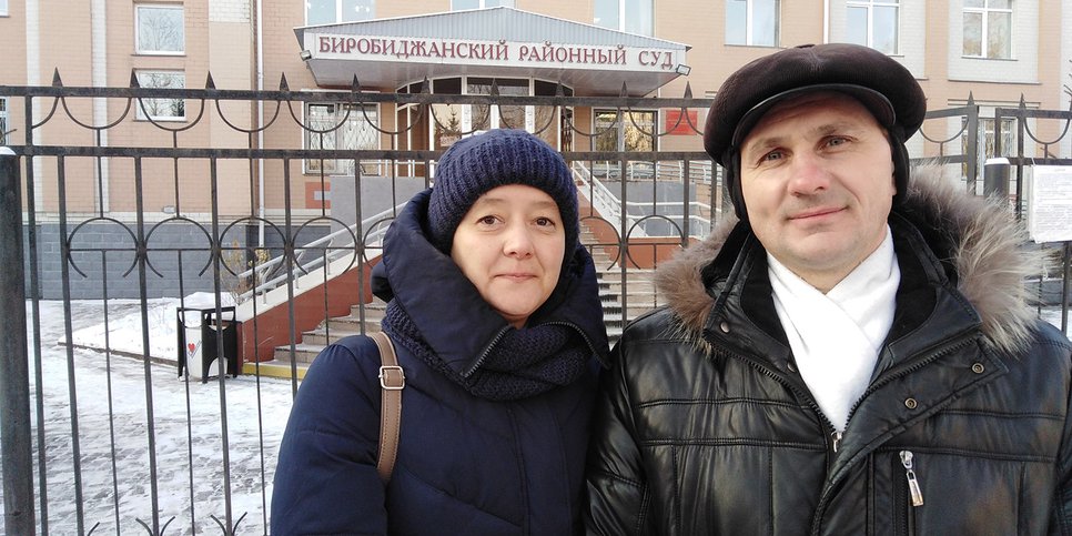 Sur la photo : Evgeny Golik avec sa femme Olga. Birobidjan, le 16 mars 2021