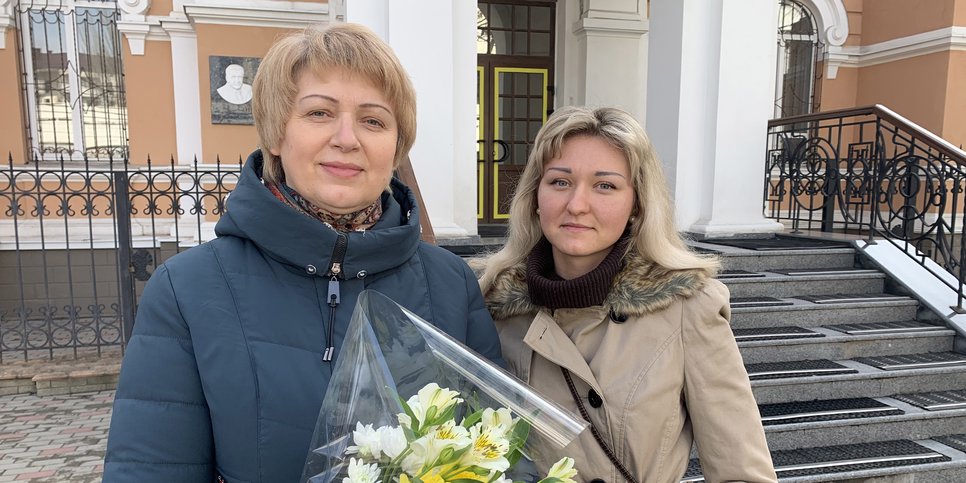En la foto: Galina Parkova con su hija Evgenia cerca del edificio del tribunal regional de Rostov del Don, marzo de 2021