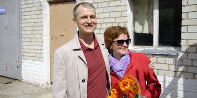 Auf dem Foto: Konstantin Bazhenov mit seiner Frau, 5. Mai 2021