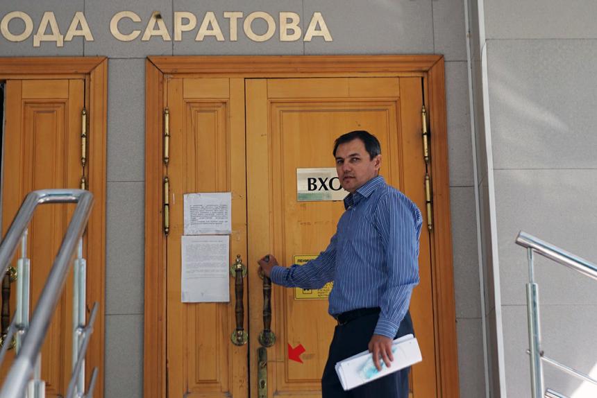 Rustam Seidkuliev at the entrance to the courthouse