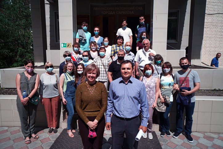 법원 근처에서 친구들과 함께 있는 루스탐과 율리아 사이드쿨리예프