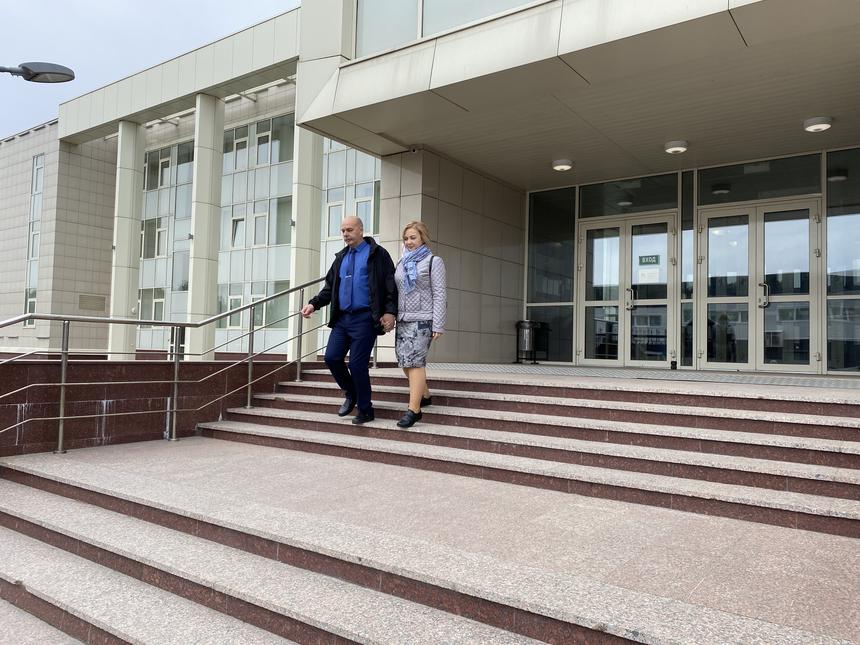 Vitaliy Popov con la moglie vicino al tribunale