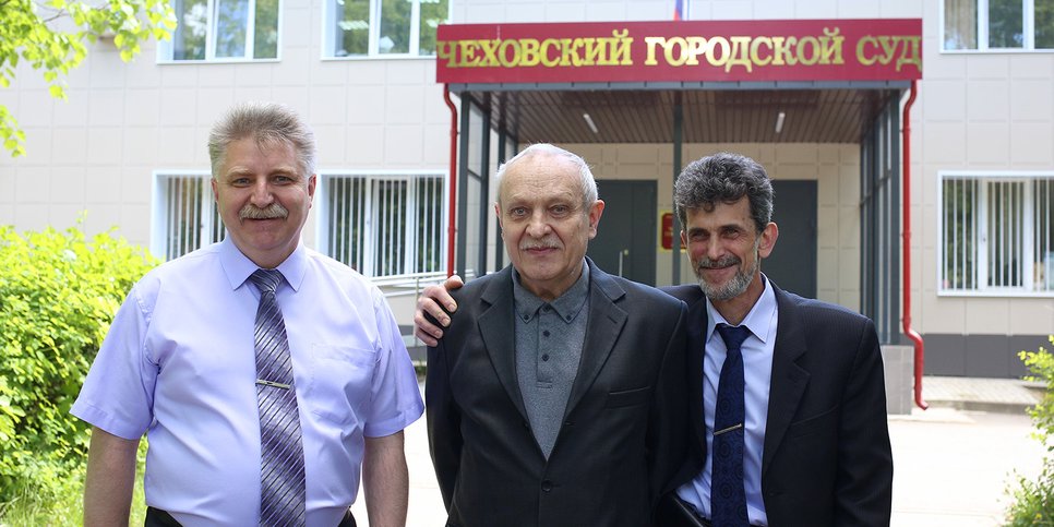 Foto: Vitaliy Nikiforov, Yuriy Krutyakov y Konstantin Zherebtsov cerca del Tribunal de la Ciudad de Chéjov, mayo de 2021