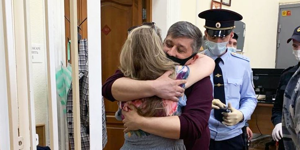 Kuvassa: Andrey Stupnikov sanoo hyvästit vaimolleen tuomion julkistamisen jälkeen
