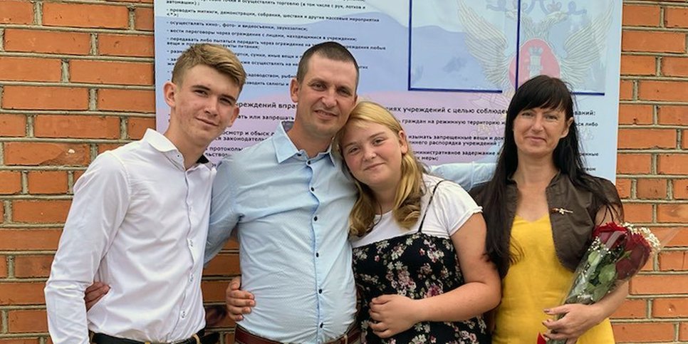 사진: 올렉시 부덴추크(Oleksiy Budenchuk)와 그의 아내, 그리고 식민지에서 풀려난 아이들. 오렌부르크. 2021년 7월 6일