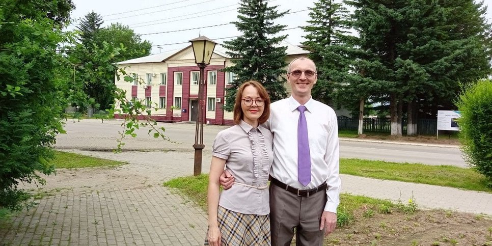 Konstantin Moiseyenko com sua esposa, Margarita, perto da corte