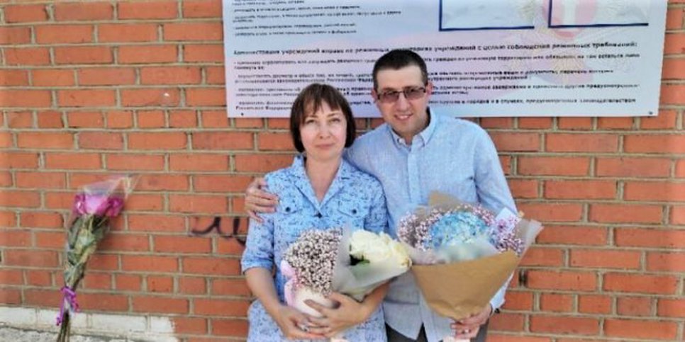 In the photo: Aleksey Miretskiy with his wife Yulia after being released from the colony. Orenburg, August 3, 2021