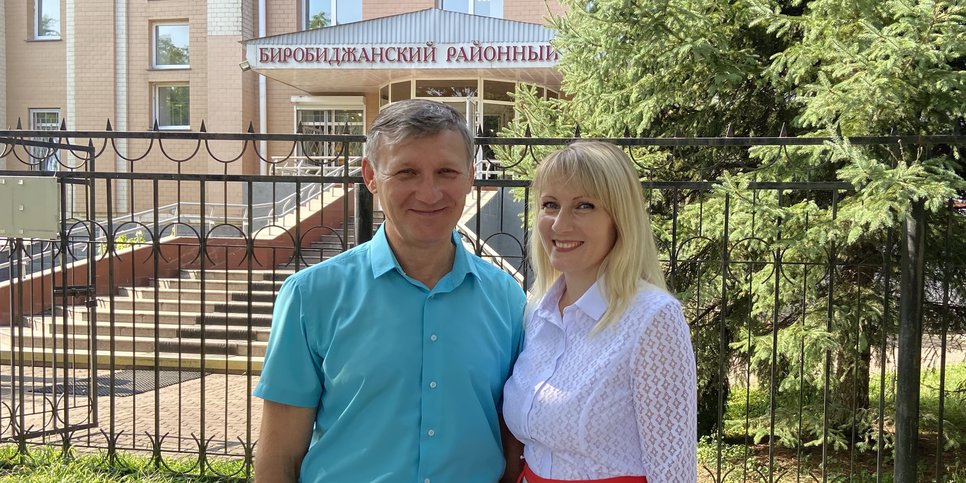 Kuvassa: Konstantin ja Anastasia Guzev tuomion julkistamispäivänä. Birobidzhan, 19. elokuuta 2021