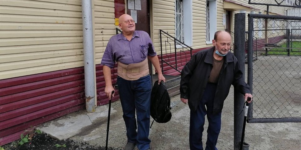 Auf dem Foto: Die Gläubigen Anatoliy Isakov und Alexander Lubin, beide mit Behinderungsgruppe II, verlassen die Untersuchungshaftanstalt. Stadt Kurgan, August 2021