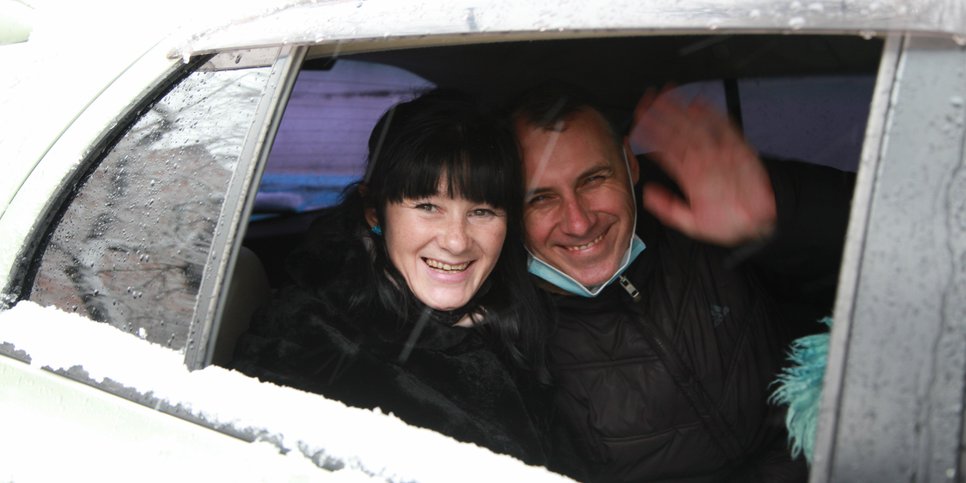 На фото: Дмитрий Бармакин с женой, Еленой, после оглашения оправдательного приговора
