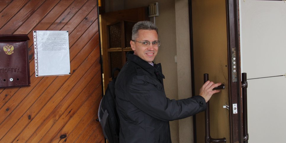 Alexey Khabarov na saída do edifício do Tribunal Distrital de Porkhovsky. outubro de 2020
