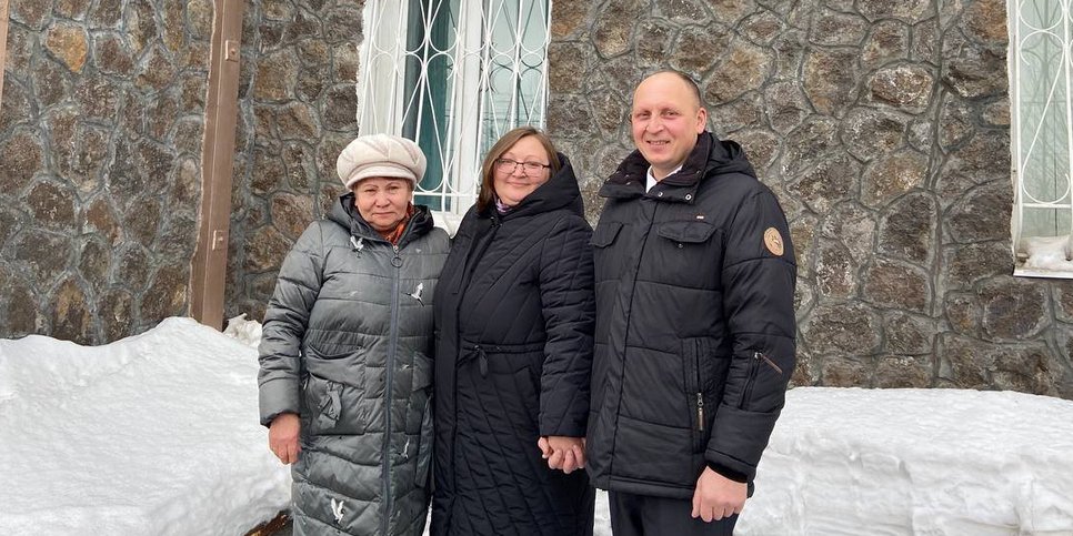 On the photo (left to right): Vera Zolotova, Snezhana and Konstantin Bazhenov