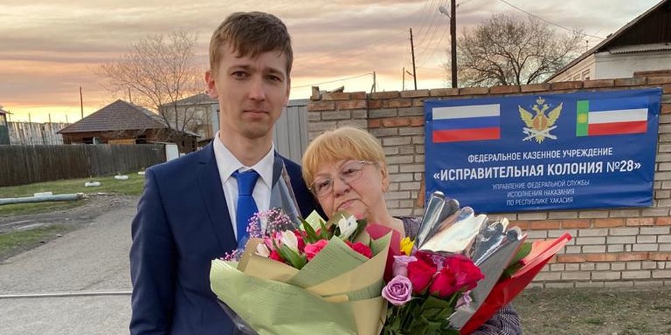Valentina Baranovskaya asianajaja Artur Ganinin kanssa heti vapautumisensa jälkeen. Toukokuu 2022