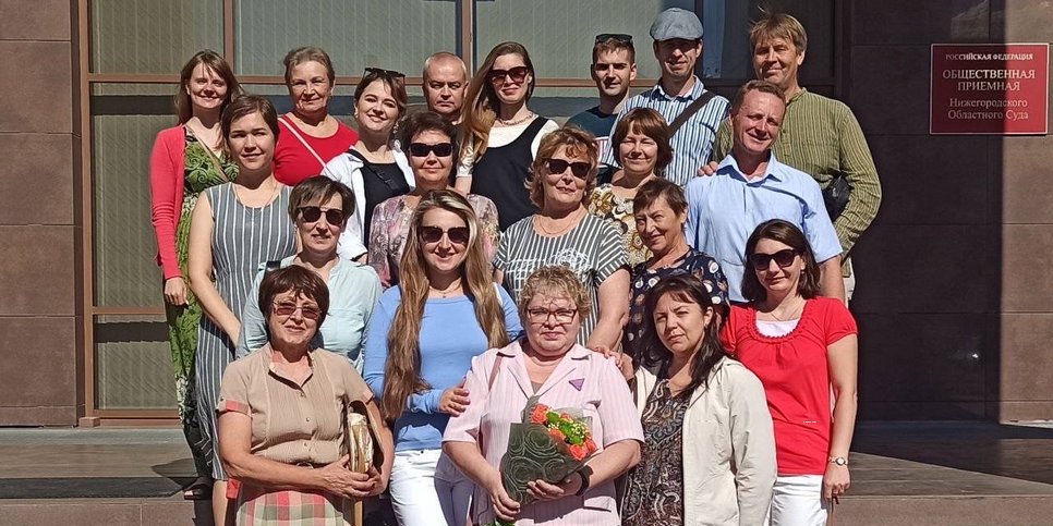 니즈니노브고로드 지방 법원 근처에서 친구들과 함께한 갈리나 아브로시모바(2022년 8월)