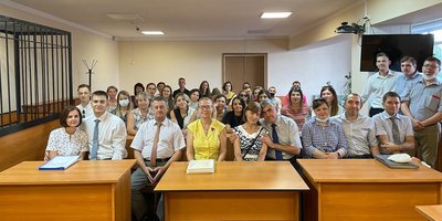 Gli imputati con le loro famiglie e amici poco prima dell&rsquo;annuncio del verdetto (Saransk, agosto 2022)