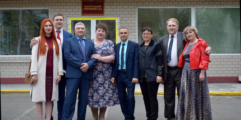 Vladimir Ermolaev, Aleksandr Putintsev, Igor Mamalimov y Sergey Kirilyuk con sus cónyuges fuera del juzgado