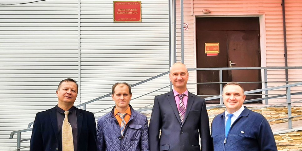 Sur la photo : Sergueï Yuferov, Mikhaïl Bourkov, Vladimir Boukine et Valeri Slashtchev près du tribunal du district de Tyndinsky dans la région de l’Amour. septembre, 2022