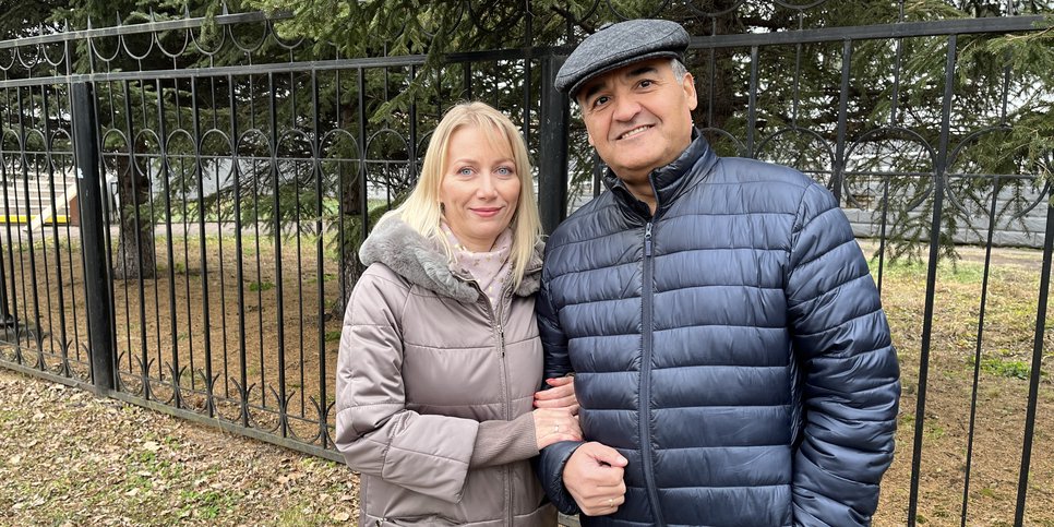Auf dem Foto: Svetlana Monis mit ihrem Ehemann Alam Aliyev, 31. Oktober 2022, Birobidschan