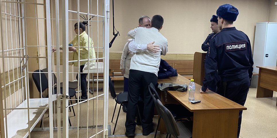 Na foto: Alexander Seredkin se despedindo de seu filho, Novosibirsk, novembro de 2022