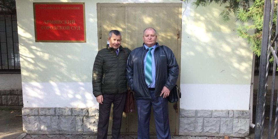 Александр Литвинюк и Александр Дубовенко возле здания суда
