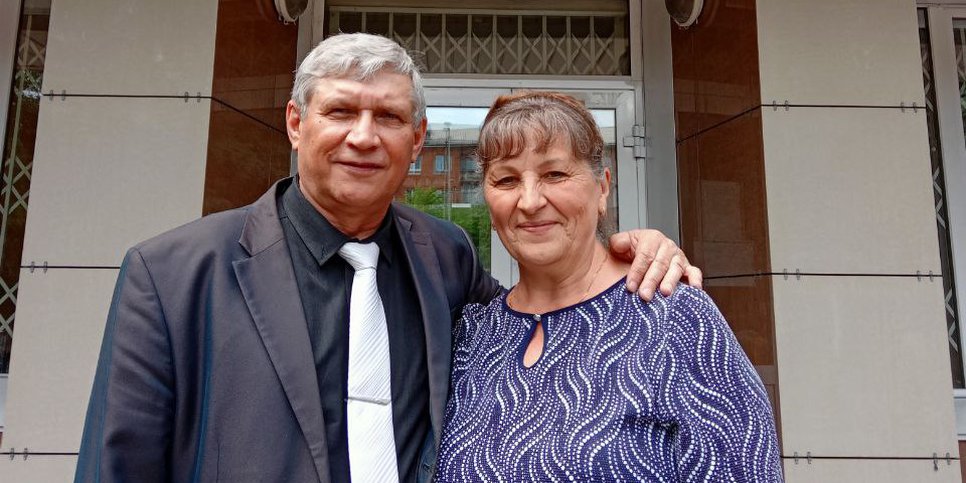 세르게이 수실니코프와 그의 아내, 노보쿠즈네츠크 쿠즈네츠크 지방법원 근처, 2022년 6월