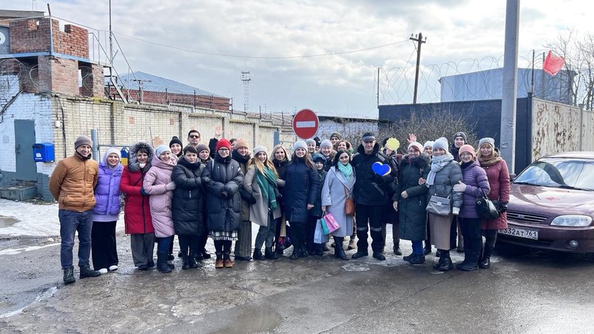 亚历山大·谢尔比纳（Aleksandr Shcherbina）在从流放地获释的那天与朋友在一起。2月 22， 2023