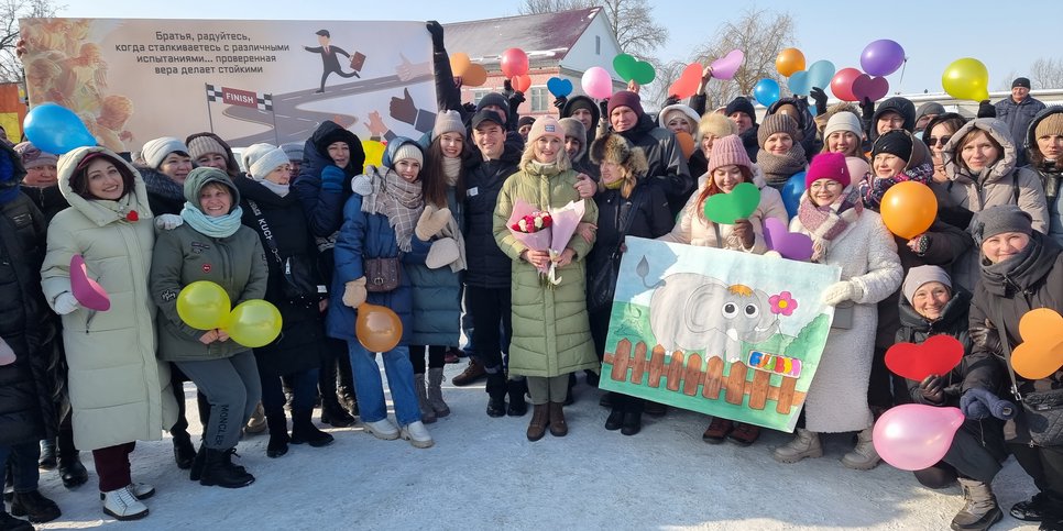 Na saída da colônia penal, Andrey Andreyev foi recebido por cerca de 100 pessoas - amigos de Lipetsk, Voronezh, Kursk e Moscou. 22 de fevereiro de 2023