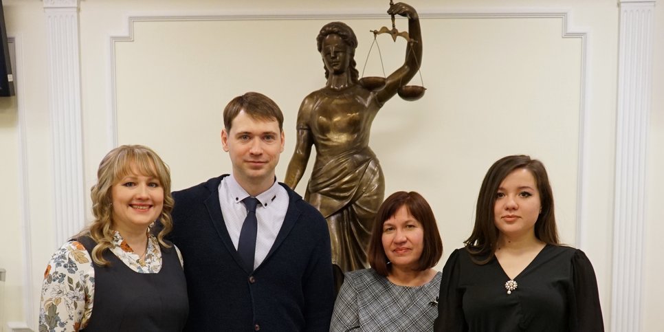 Александр Пряников с супругой, Венера и Дарья Дуловы в Верховном суде РФ