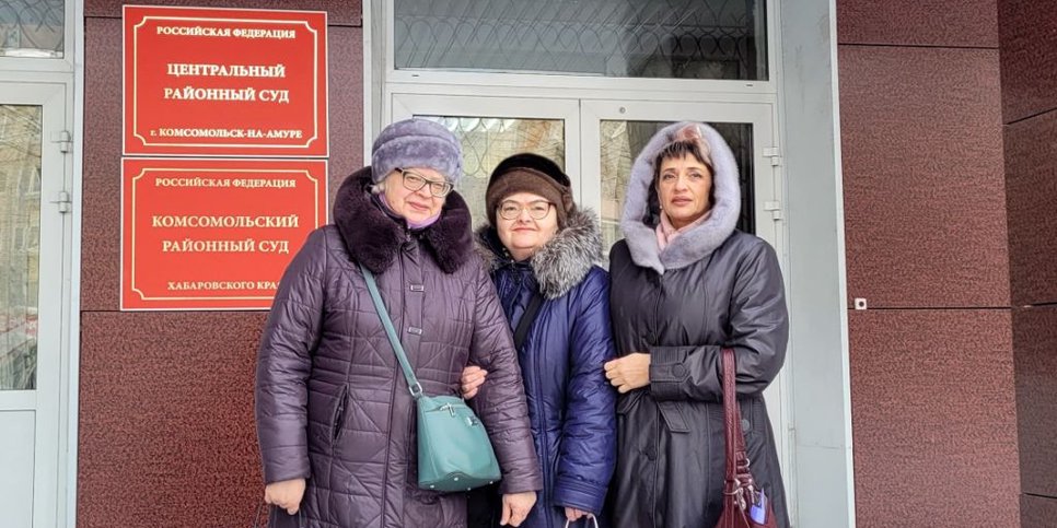 사진 왼쪽에서 오른쪽으로: 법원 근처에 있는 타티아나 본다렌코, 타티아나 스보보다, 엘레나 네스테로바. 2023년 1월