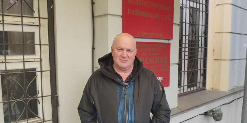 Igor Gusev perto do Tribunal Distrital de Zheleznodorozhny de Krasnoyarsk no dia da sentença