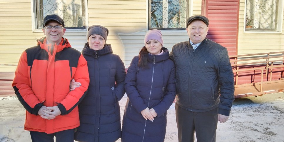 Yevgeniy Bitusov e Leonid Druzhinin con le loro mogli il giorno del verdetto, dicembre 2022