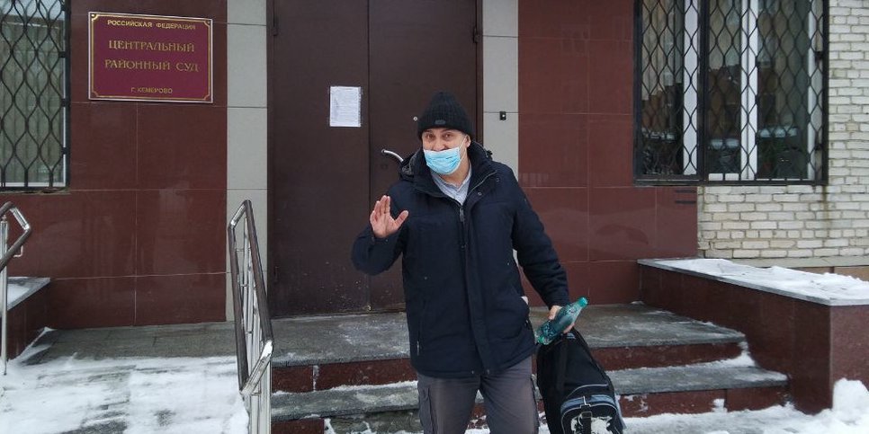 Sergey Ananin vicino al palazzo di giustizia. Marzo 2021