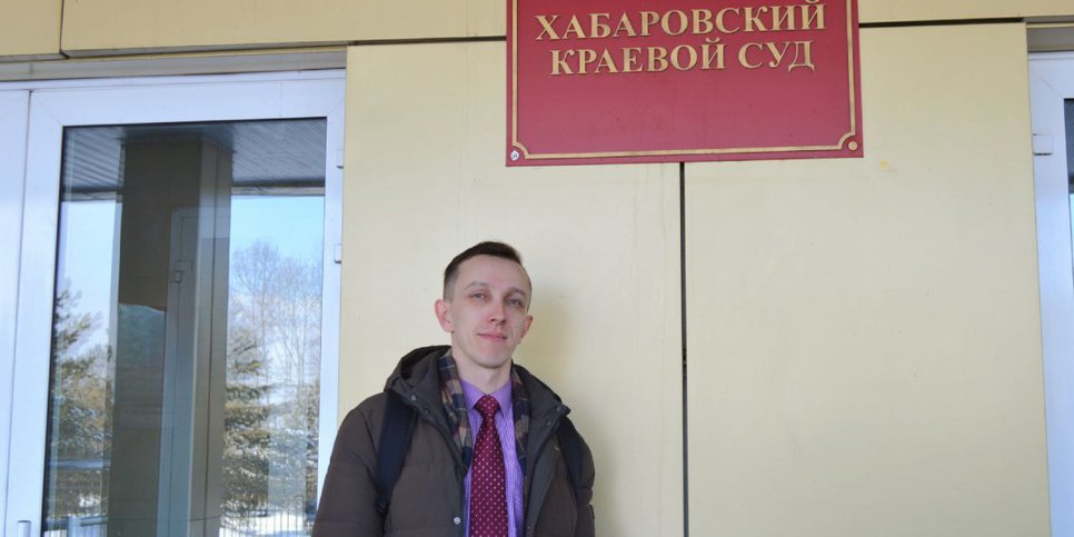 Сергей Кузнецов у здания суда
