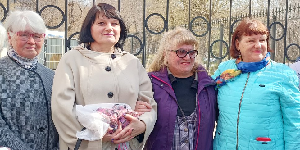 В день приговора друзья и знакомые пришли к зданию суда поддержать Ирину Михайленко (вторая слева). Апрель 2023 г.