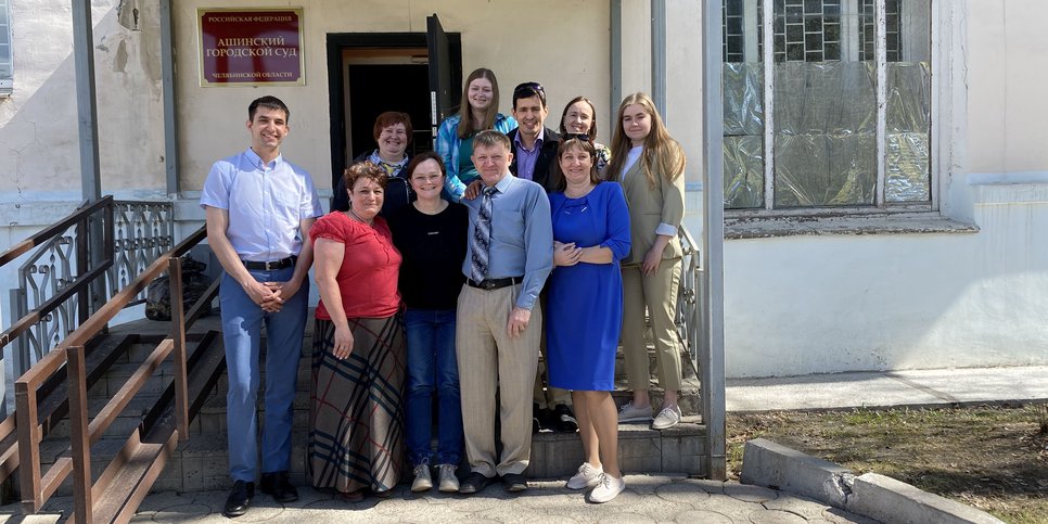 Вадим Фёдоров с семьей и друзьями у здания суда в Аше. Апрель 2023 г.