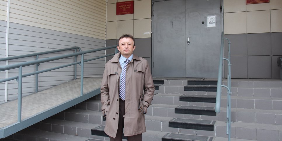 Иван Шулюк перед зданием Назаровского городского суда Красноярского края, май 2023 г.