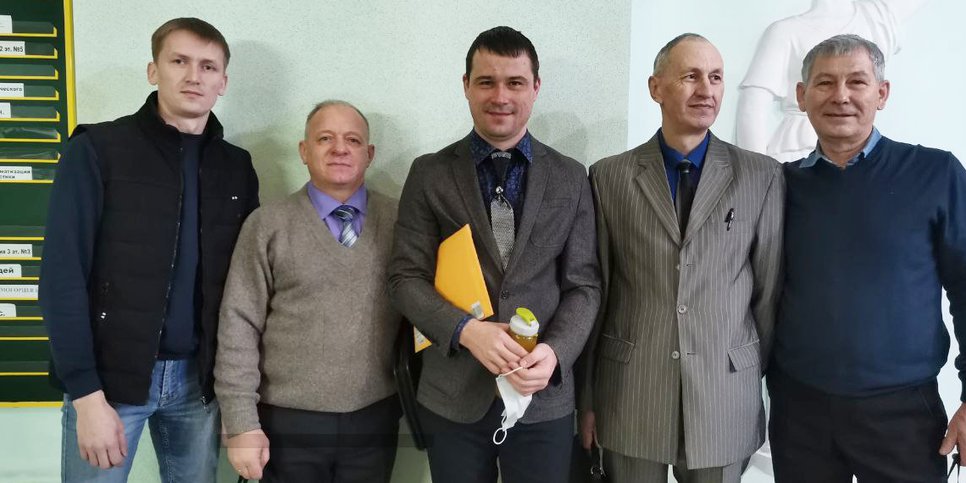 Слева направо: Антон Ольшевский, Сергей Ермилов, Сергей Кардаков, Адам Сваричевский и Сергей Афанасьев в здании суда