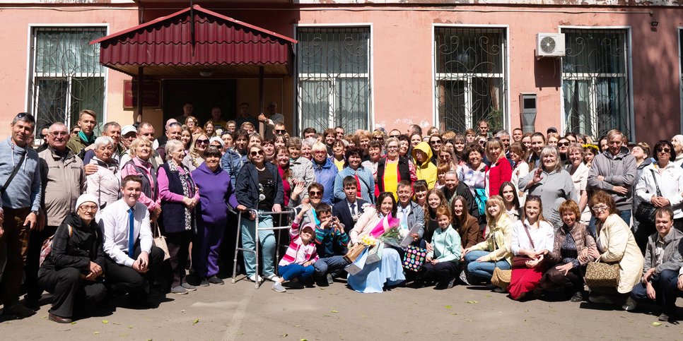 Pavel und Darya Kazadaev umgeben von Freunden am Tag der Urteilsverkündung